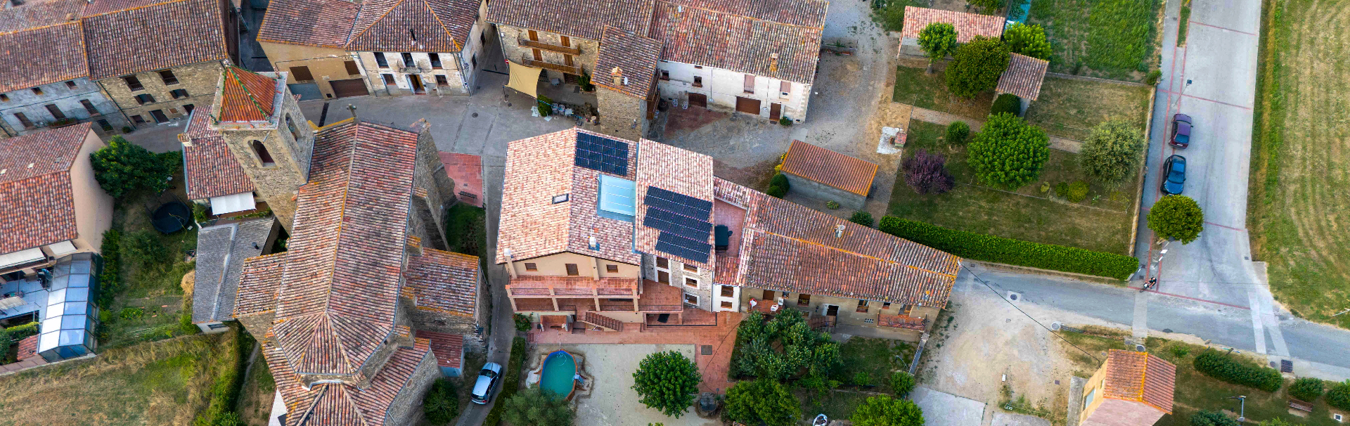 Façana d'una masia catalana de pedra amb llum càlida