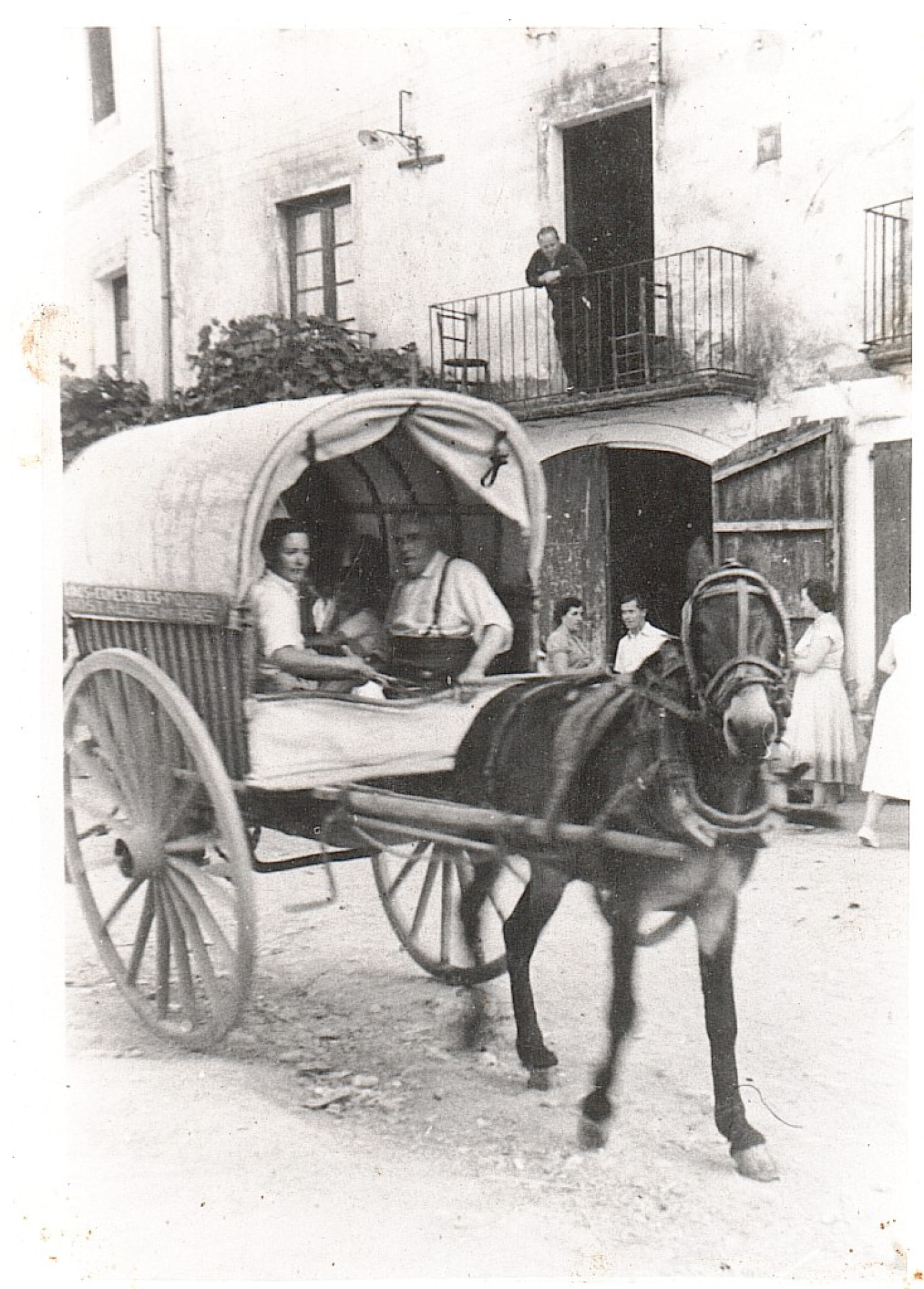 Interior tradicional con productos artesanales y ambiente rural